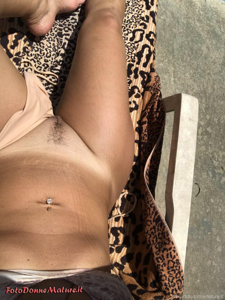 donna matura mora esibizionista fica depilata