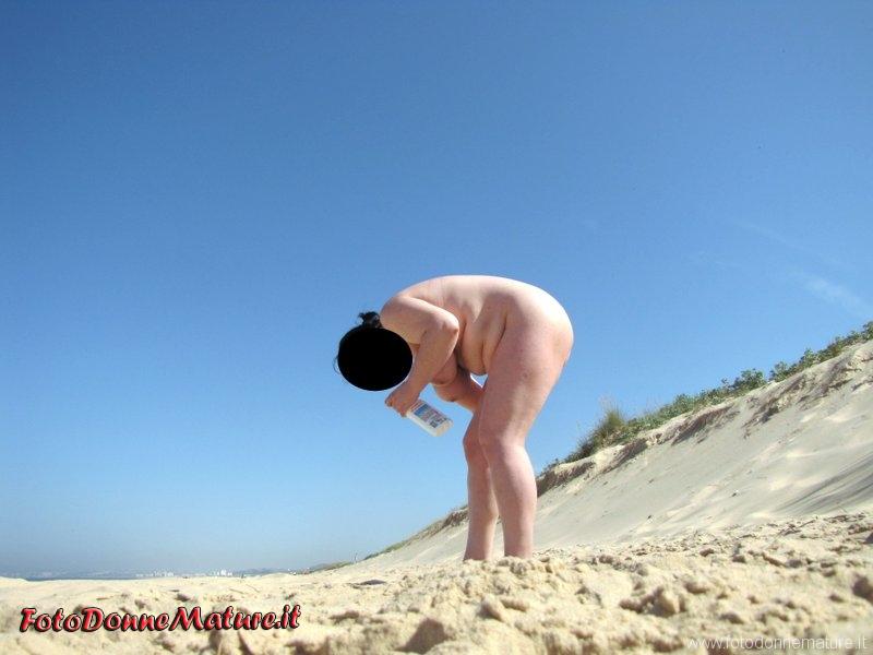 matura cicciona nuda a pecorina in spiaggia